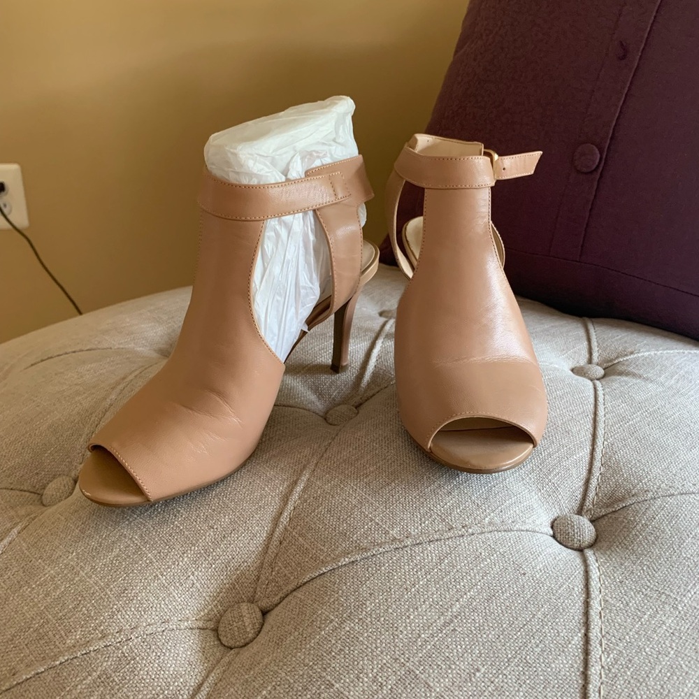 Nine West size 6 tan leather peep toe shoes.